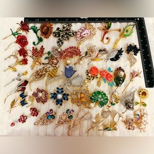 Lot of 40 Heavy & High-End Flower Brooch Pins – Detailed Gold/Silver Tone Floral
